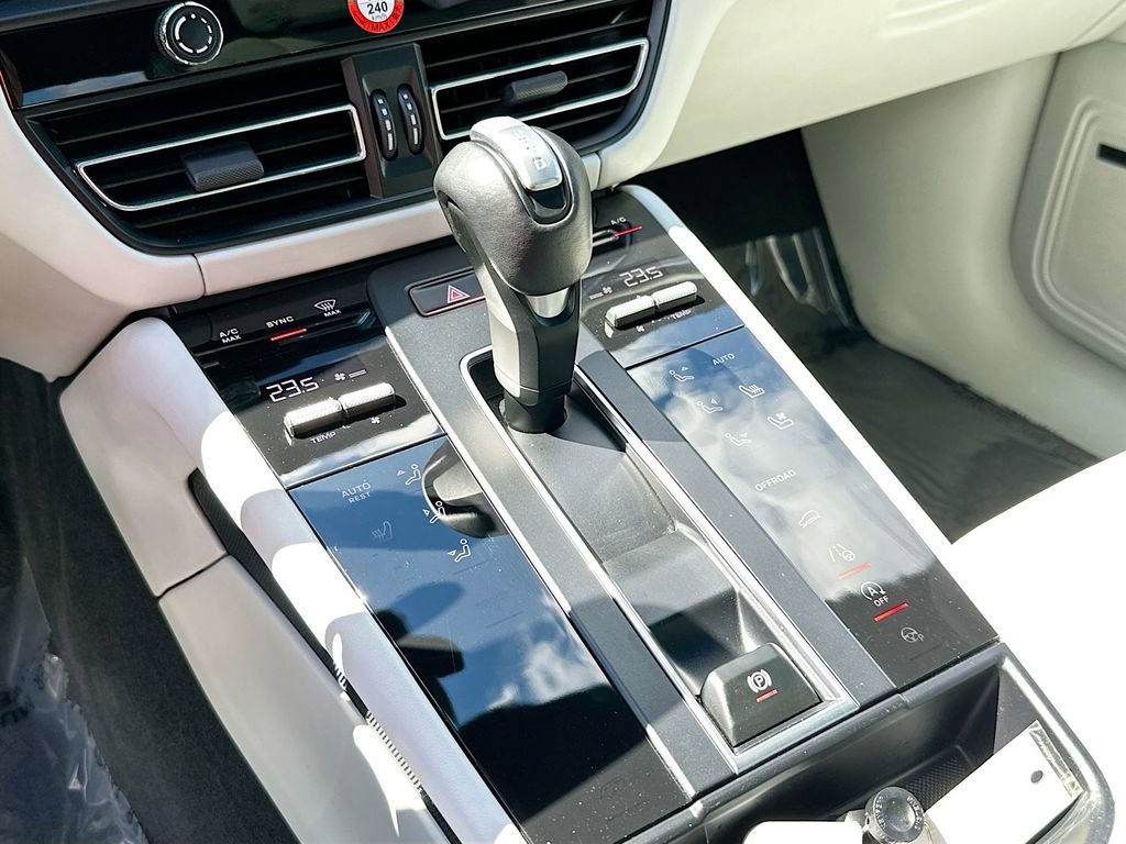 Certified 2023 Porsche Macan S AWD/4WD image 19