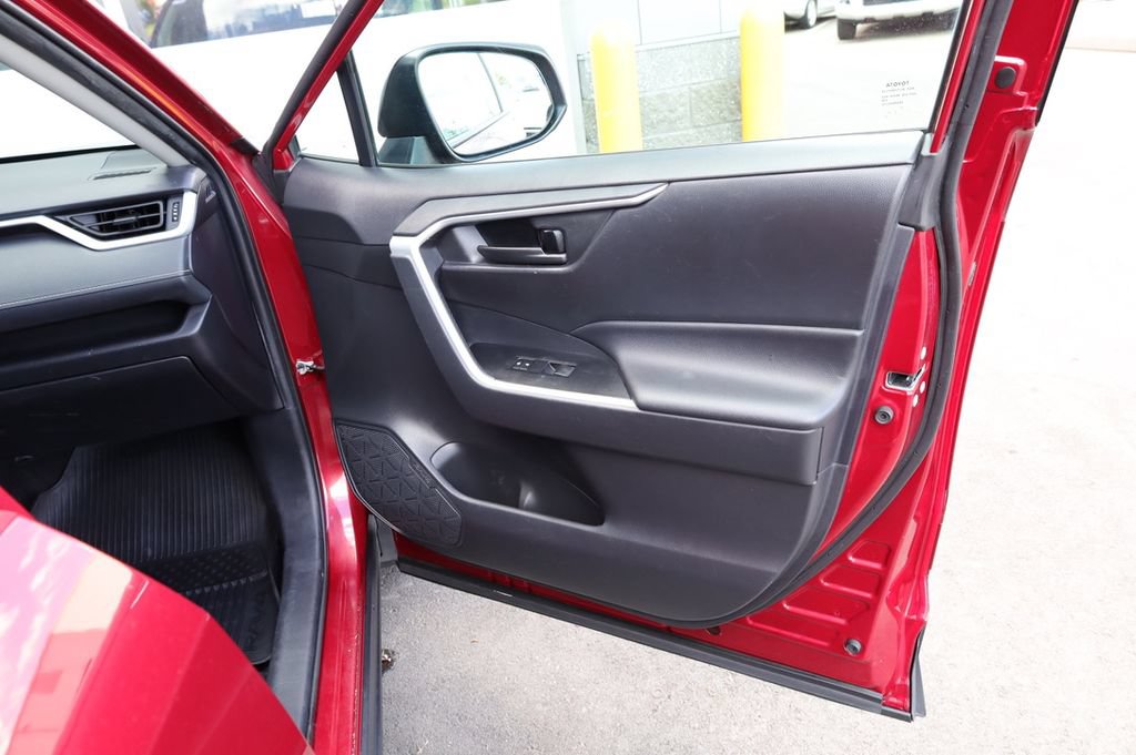 Certified 2021 Toyota RAV4 LE AWD/4WD image 17