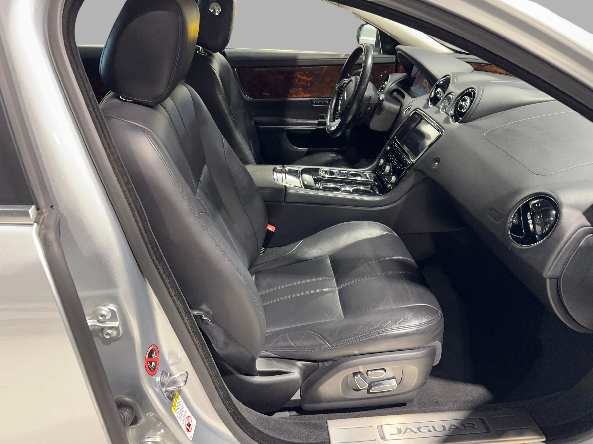 Used 2015 Jaguar XJ image 31