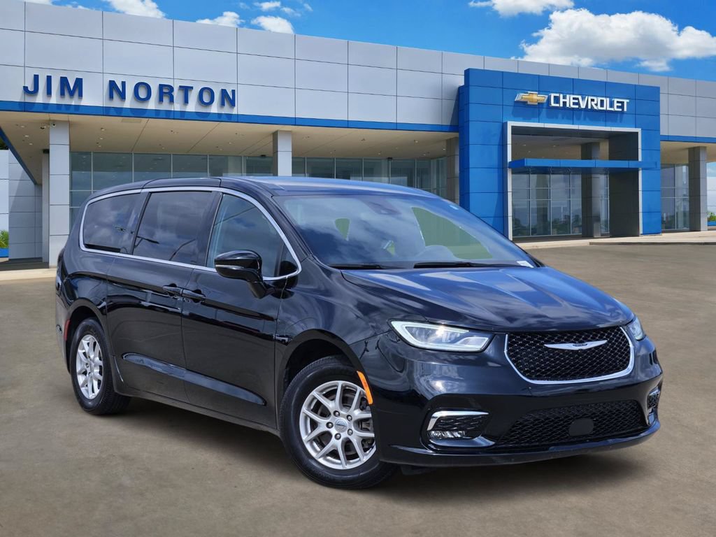 Used 2024 Chrysler Pacifica Touring FWD image 1