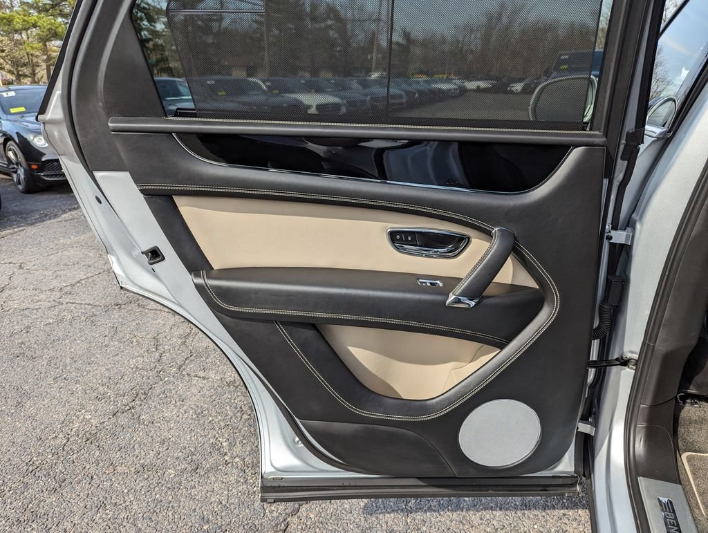 Used 2018 Bentley Bentayga AWD/4WD image 38