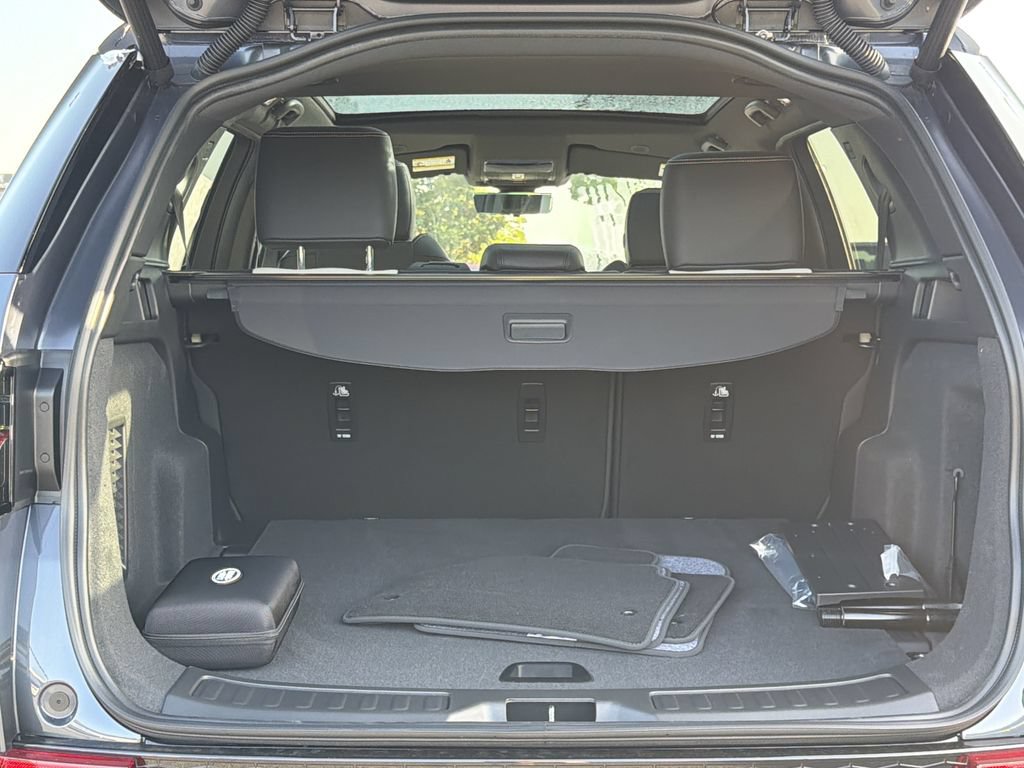 New 2026 Land Rover Discovery Sport Landmark AWD/4WD image 13