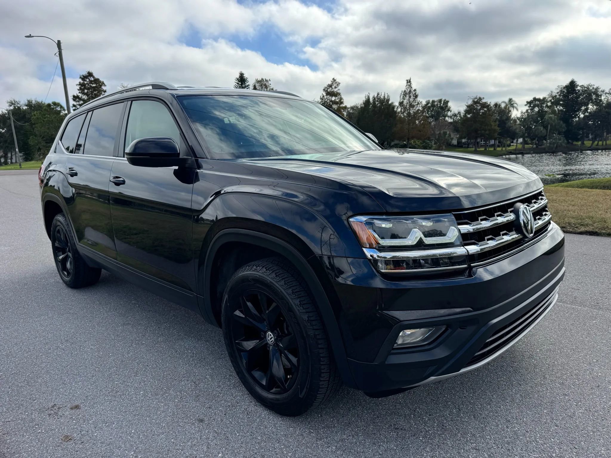 Used 2018 Volkswagen Atlas SE image 2