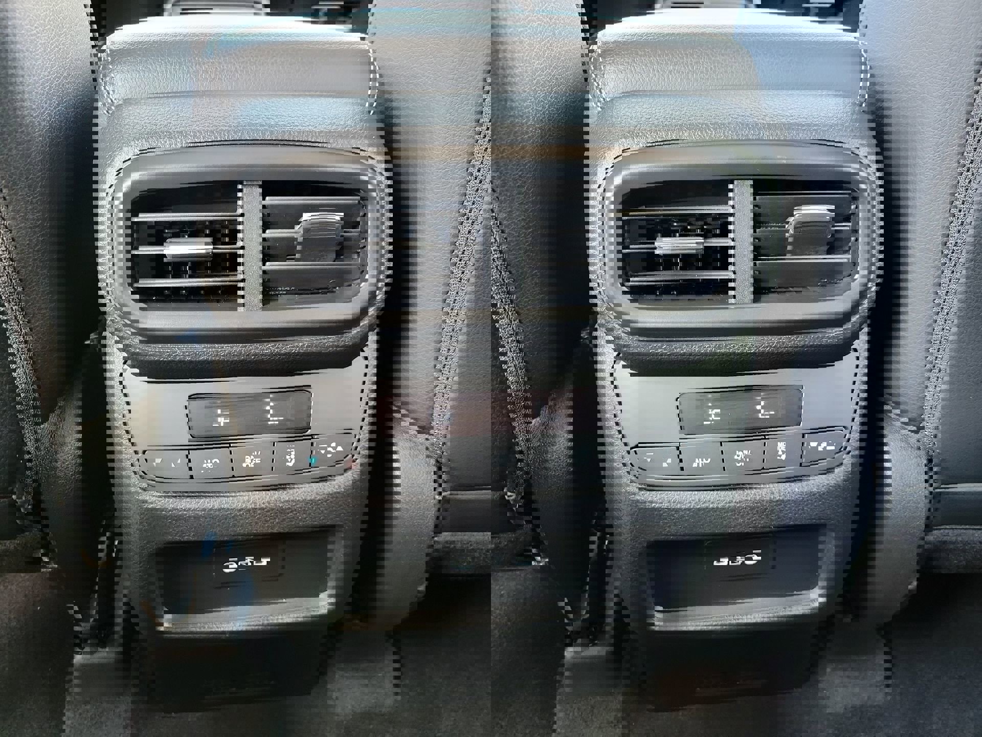 Used 2025 Honda Pilot Touring image 16