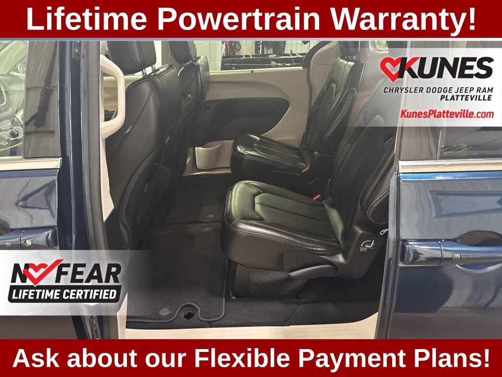 Used 2023 Chrysler Pacifica Touring-L image 13