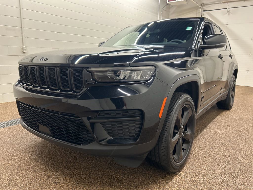 Used 2024 Jeep Grand Cherokee Altitude image 5