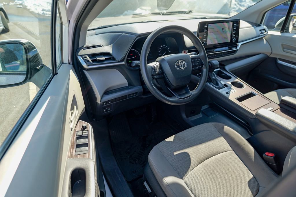 Used 2022 Toyota Sienna LE w/ LE Plus Package image 16