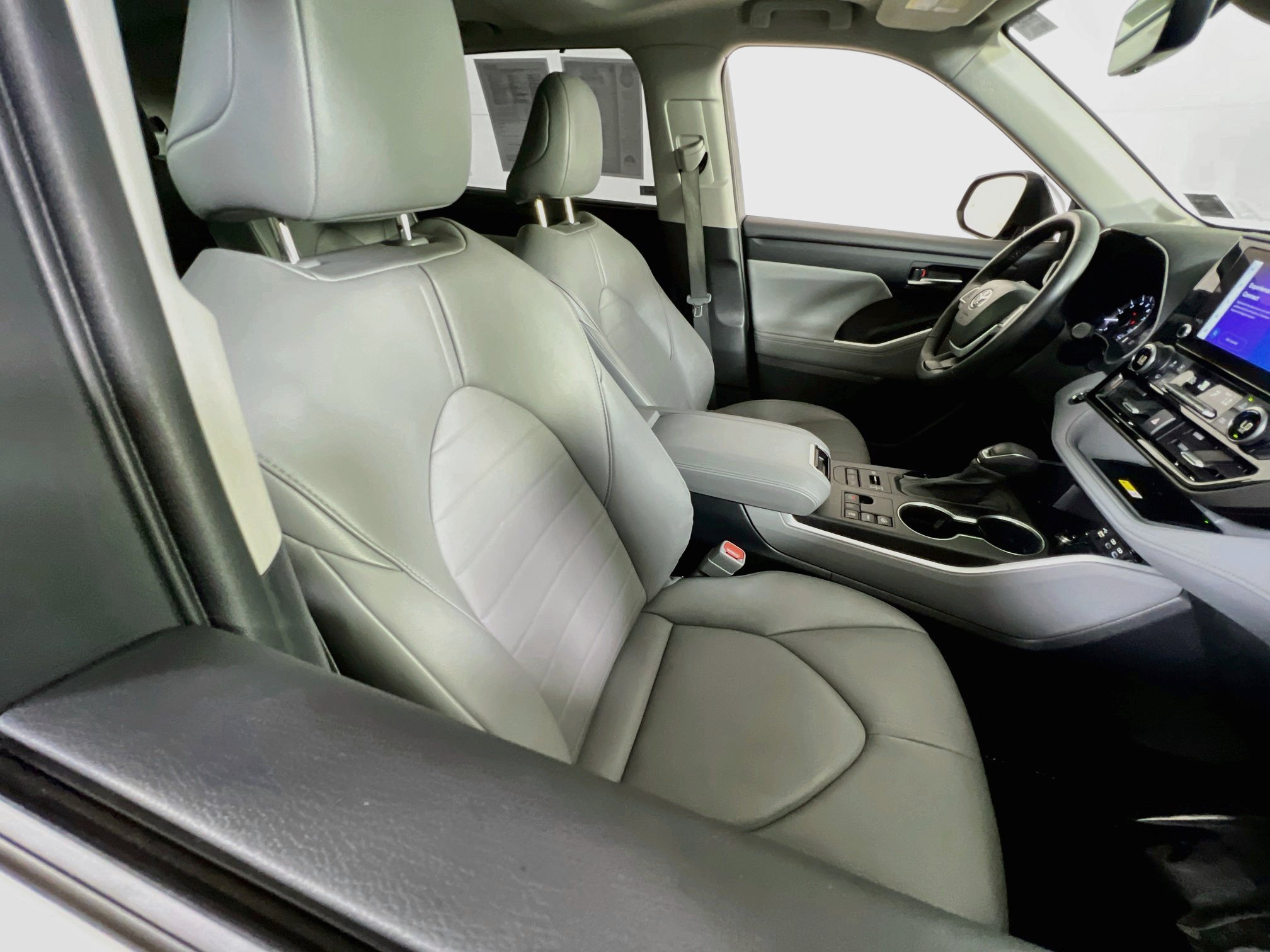 Used 2023 Toyota Highlander XLE AWD/4WD image 29