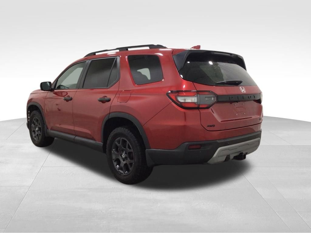 Used 2025 Honda Pilot TrailSport image 2