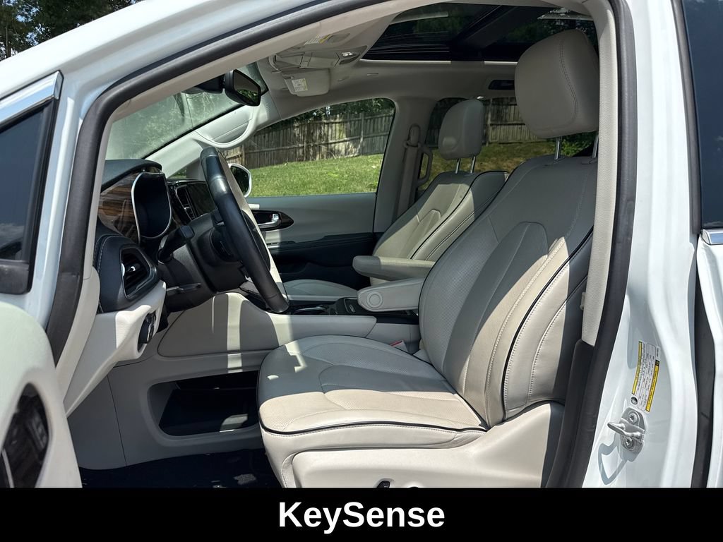 Used 2021 Chrysler Pacifica Limited w/ Uconnect Theater Family Group FWD image 13