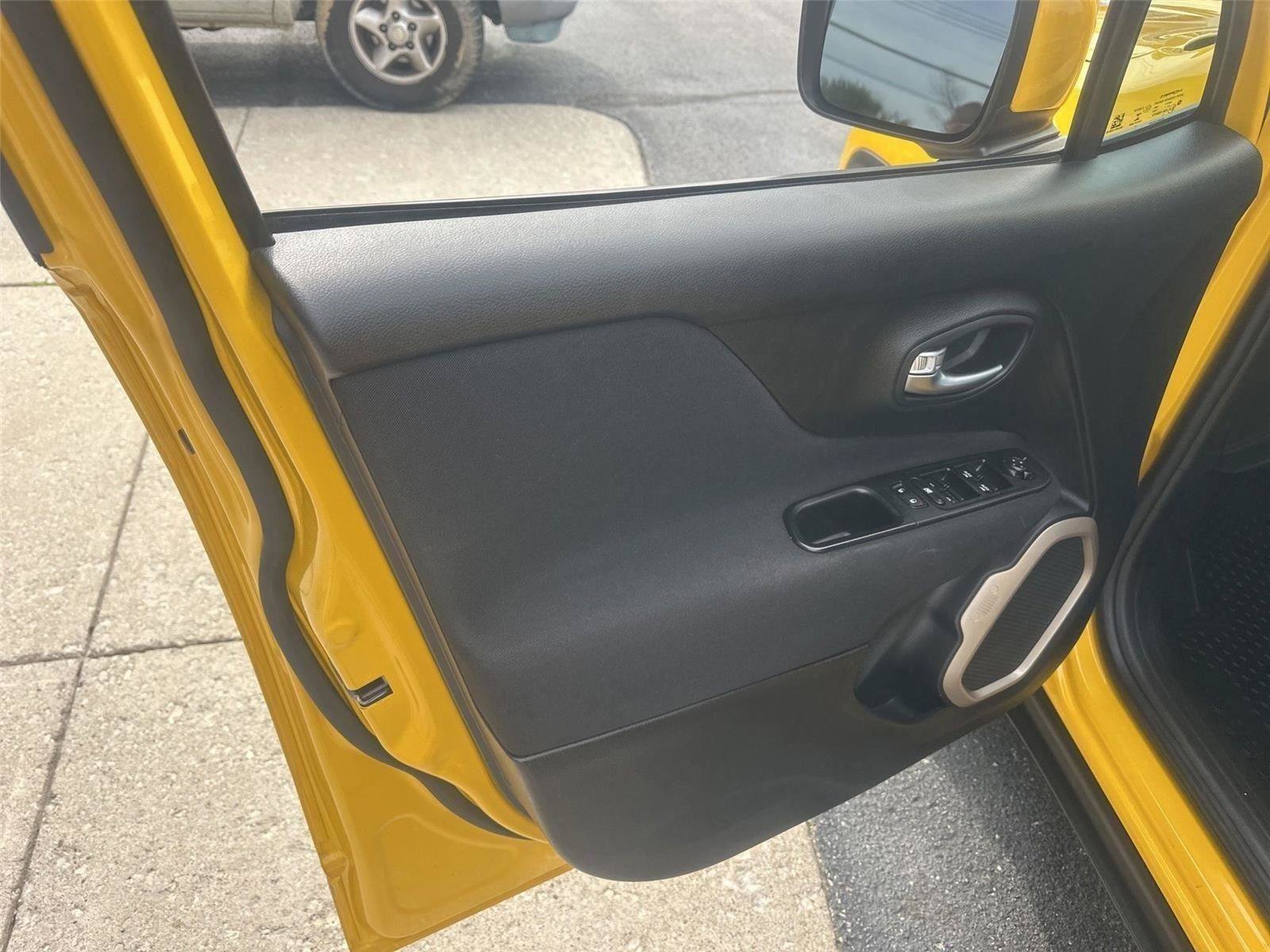 Used 2017 Jeep Renegade Latitude w/ Cold Weather Group FWD image 19