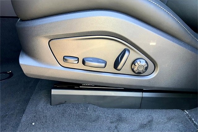 Used 2025 Porsche Macan 4 Electric image 31