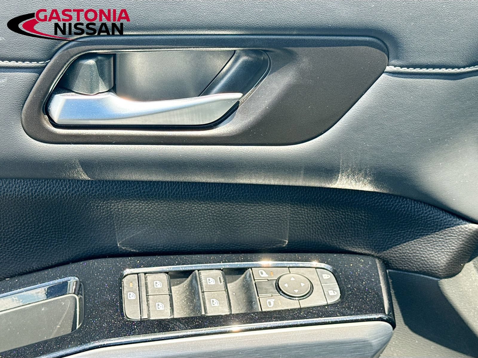 Used 2024 Nissan Pathfinder SL w/ SL Premium Package FWD image 23