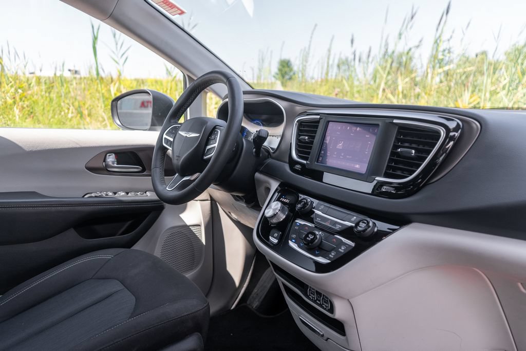 Used 2023 Chrysler Voyager LX FWD image 12