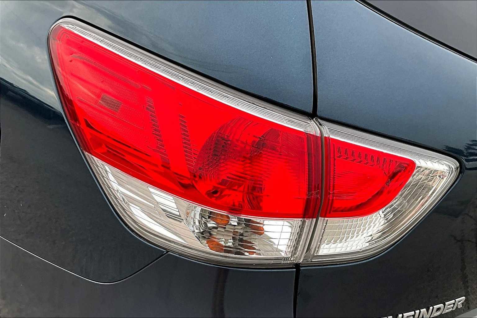 Used 2013 Nissan Pathfinder SL FWD image 29