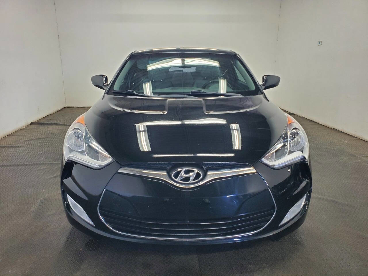 Used 2013 Hyundai Veloster w/ Style Pkg image 2