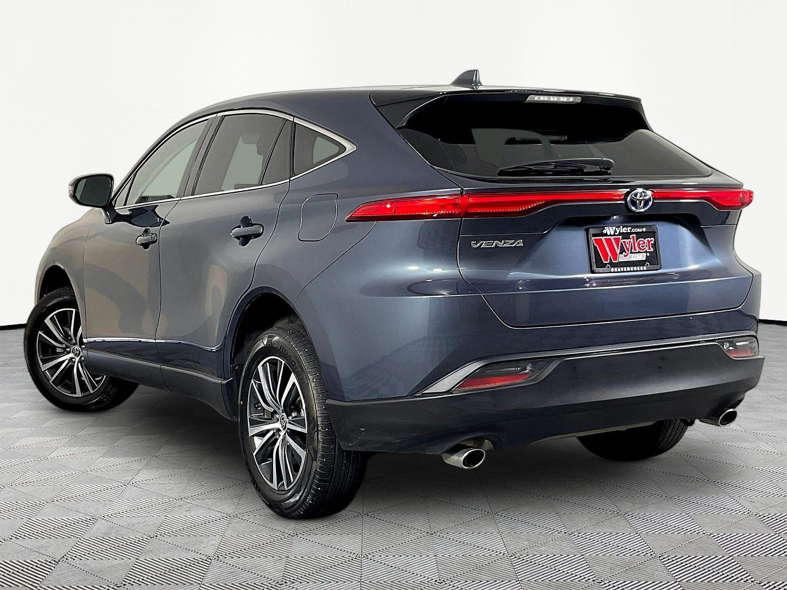 Used 2023 Toyota Venza LE AWD/4WD image 4