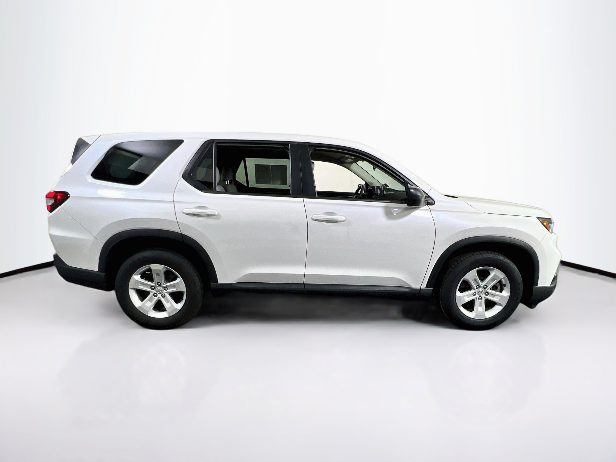 Used 2023 Honda Pilot LX image 4