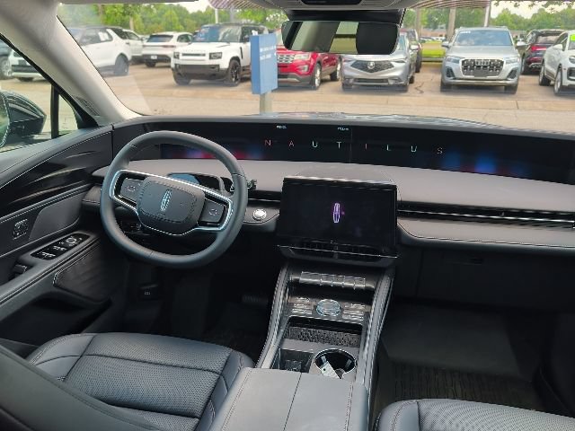 Used 2026 Lincoln Nautilus Premier AWD/4WD image 13