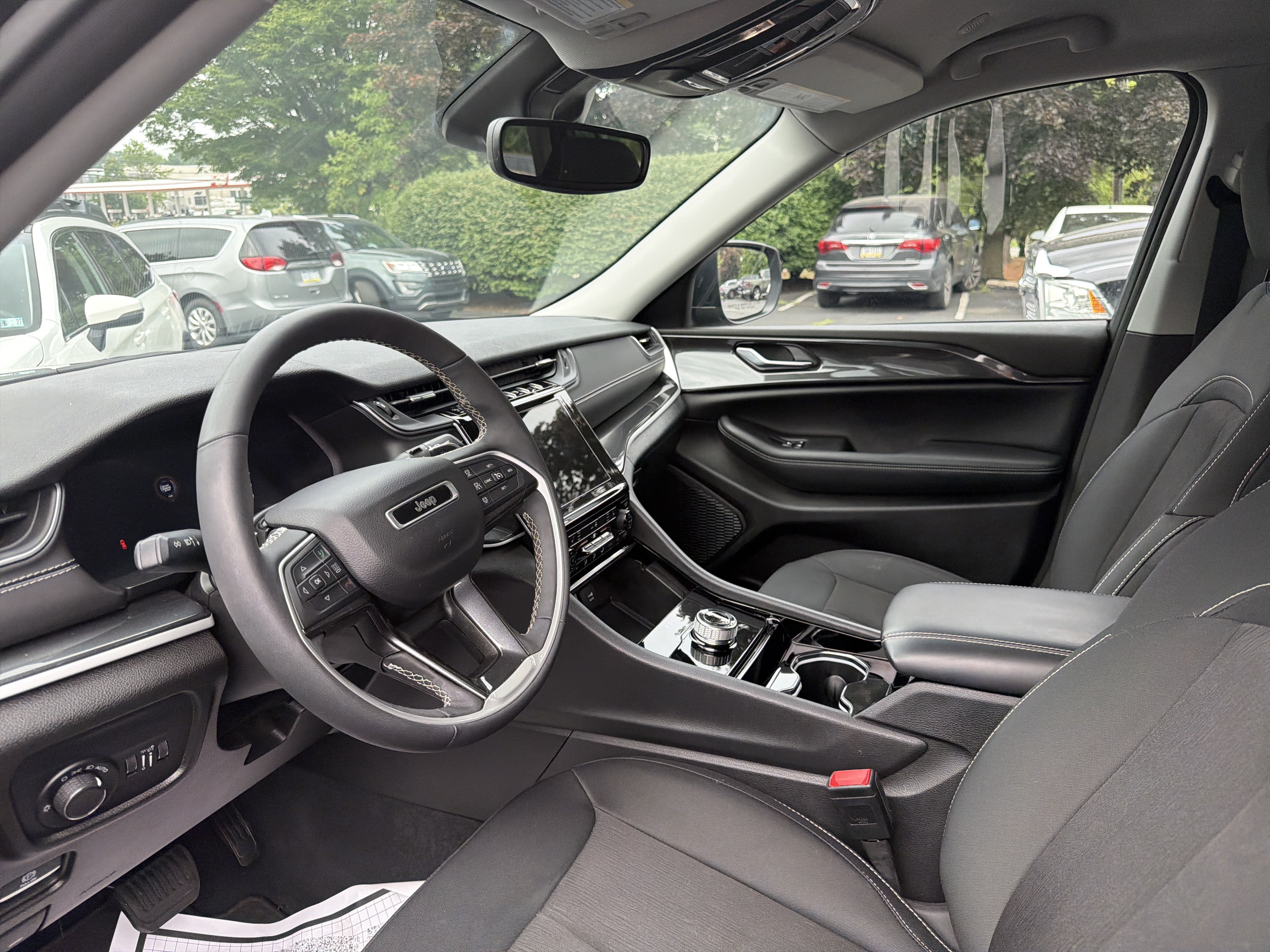 Certified 2023 Jeep Grand Cherokee Laredo w/ Luxury Tech Group I AWD/4WD image 17