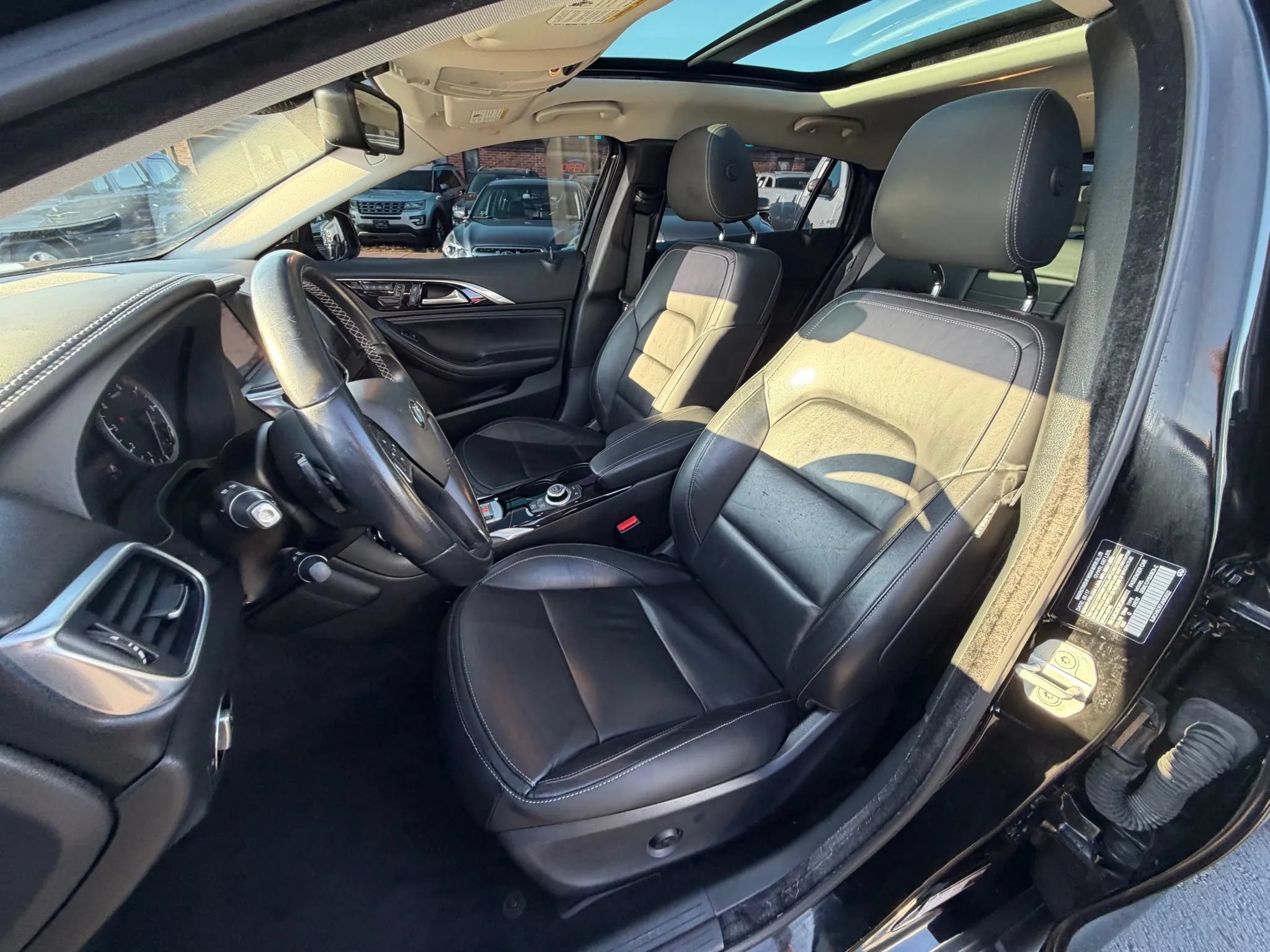 Used 2018 INFINITI QX30 Premium w/ Navigation Package AWD/4WD image 10