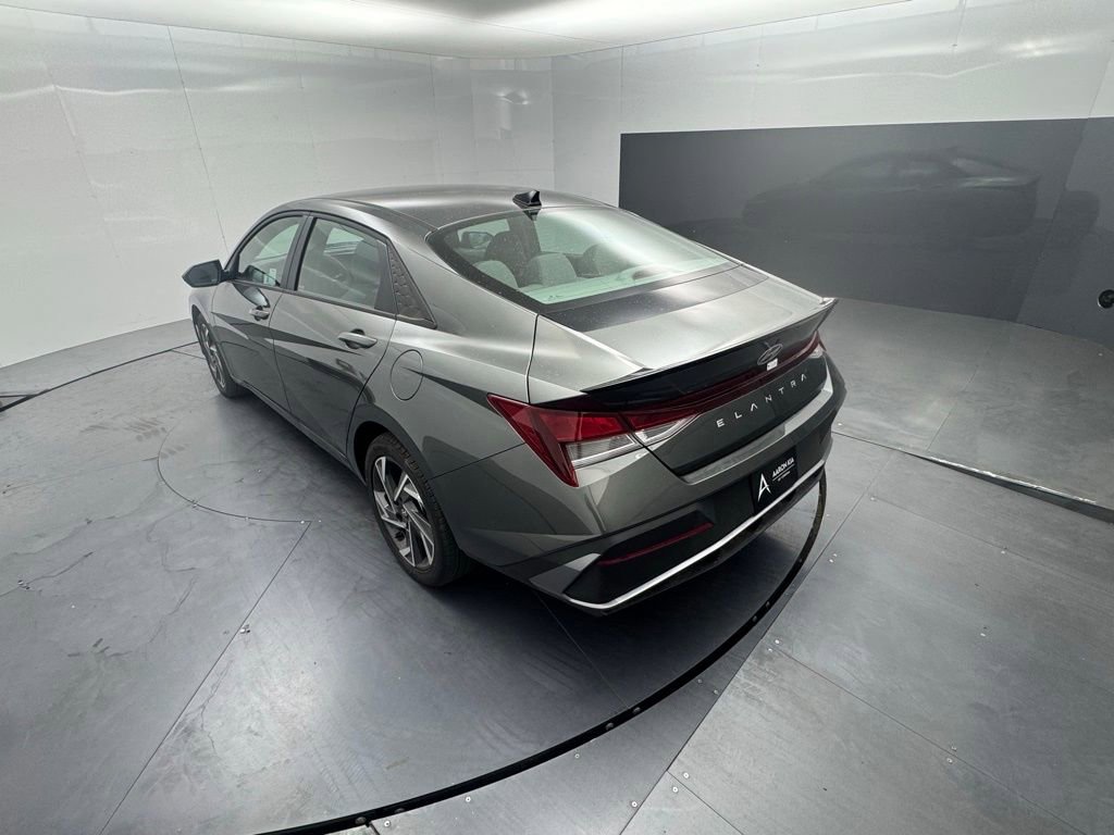 Used 2025 Hyundai Elantra Sport image 3