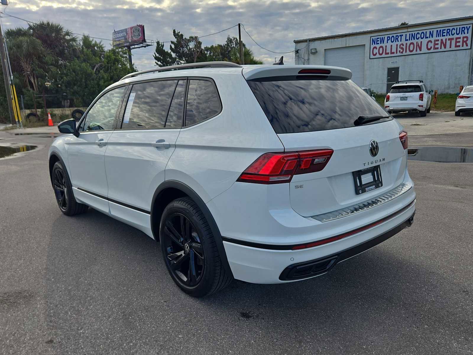 Used 2023 Volkswagen Tiguan SE R-Line image 12