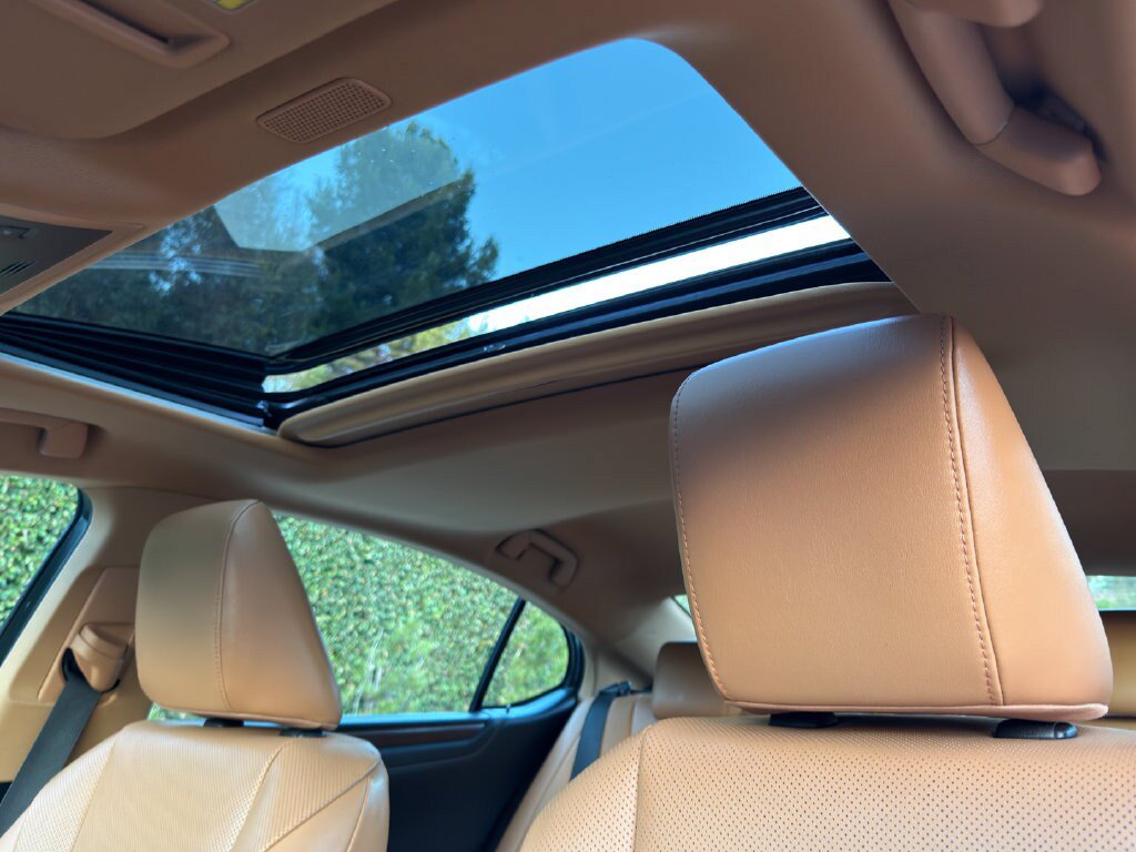 Certified 2024 Lexus ES 300h w/ Premium Package FWD image 17