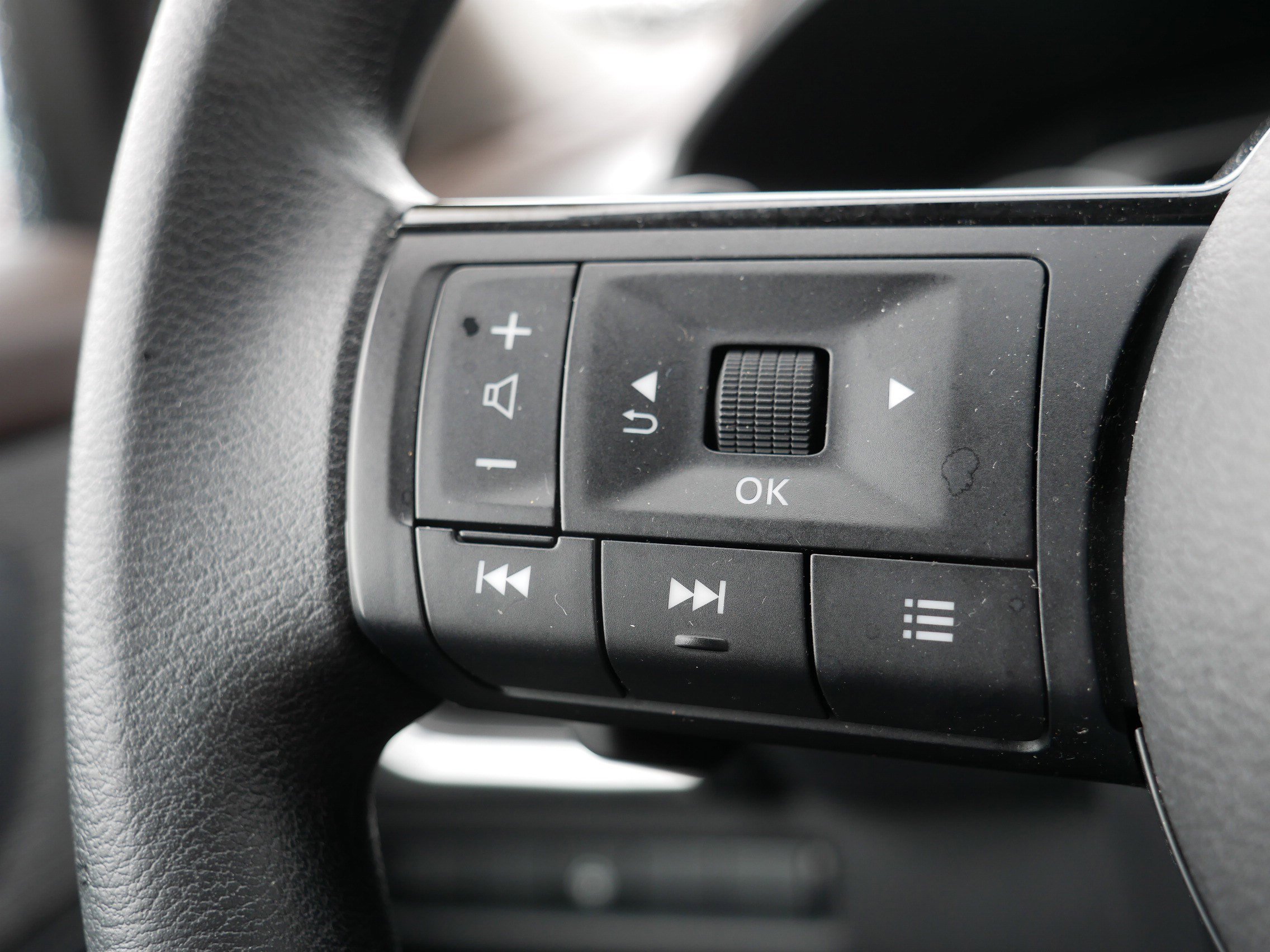 Certified 2022 Nissan Rogue SV image 28