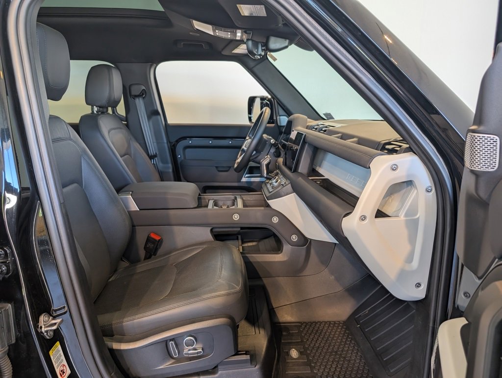 Used 2023 Land Rover Defender 130 SE image 33