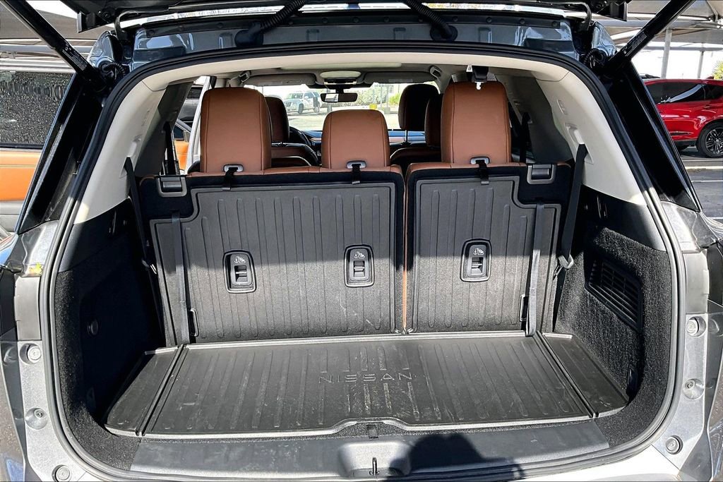 Used 2025 Nissan Pathfinder Platinum image 49