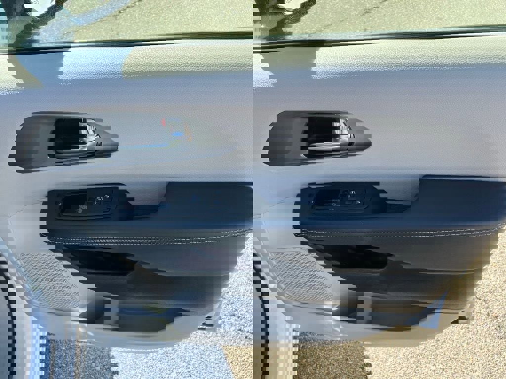 Used 2024 Chrysler Pacifica Touring-L image 24