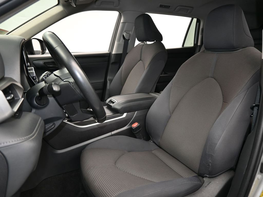 Used 2023 Toyota Highlander LE image 10