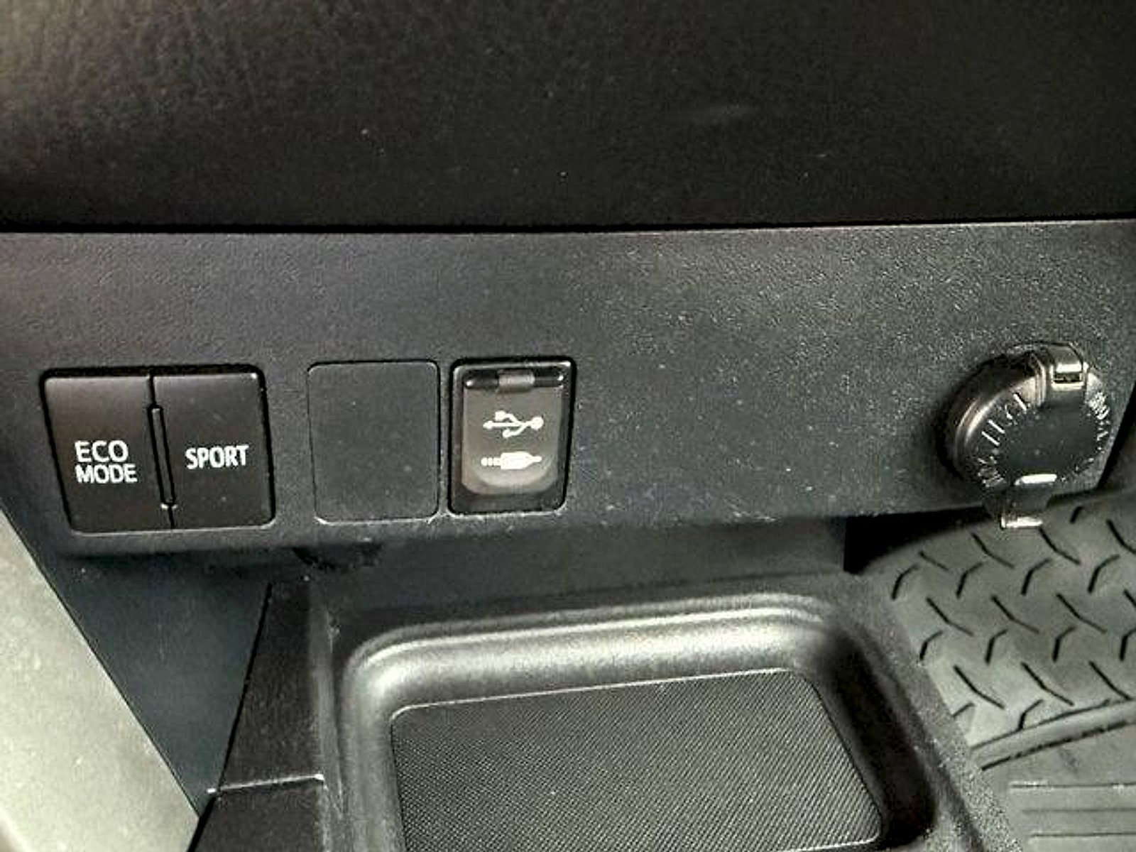 Used 2018 Toyota RAV4 LE FWD image 11