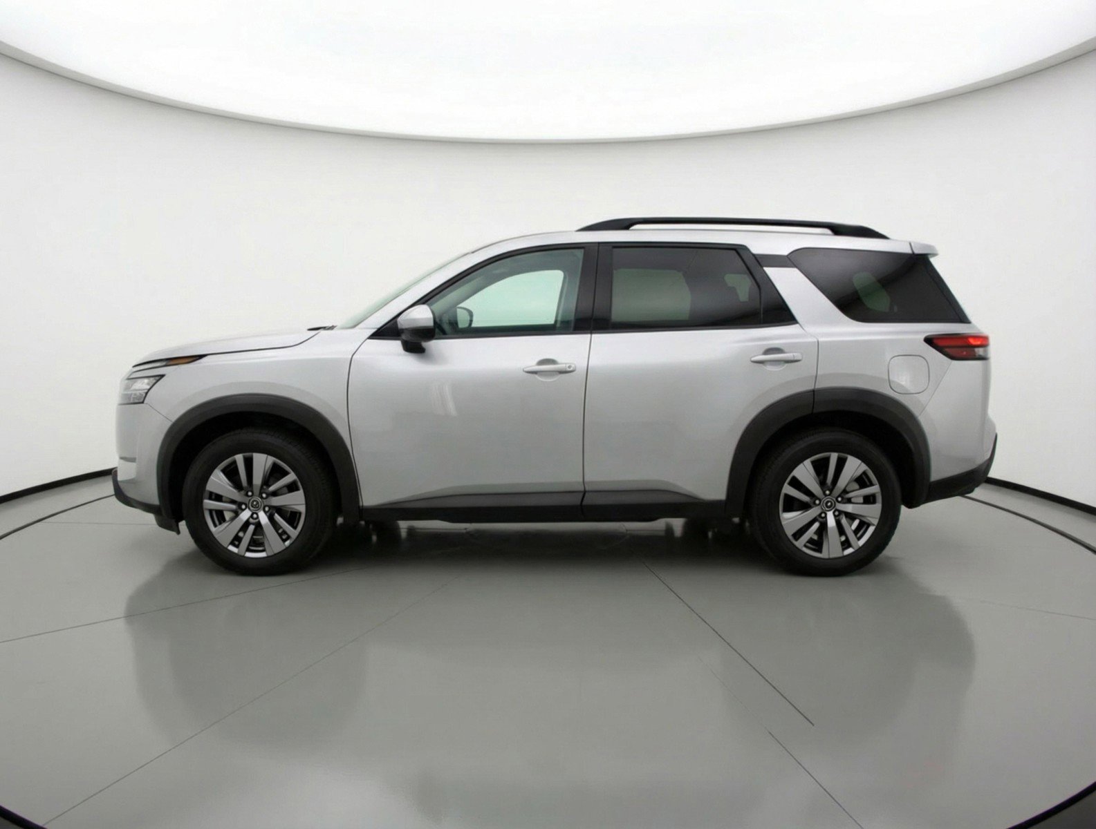 Used 2025 Nissan Pathfinder SV image 5