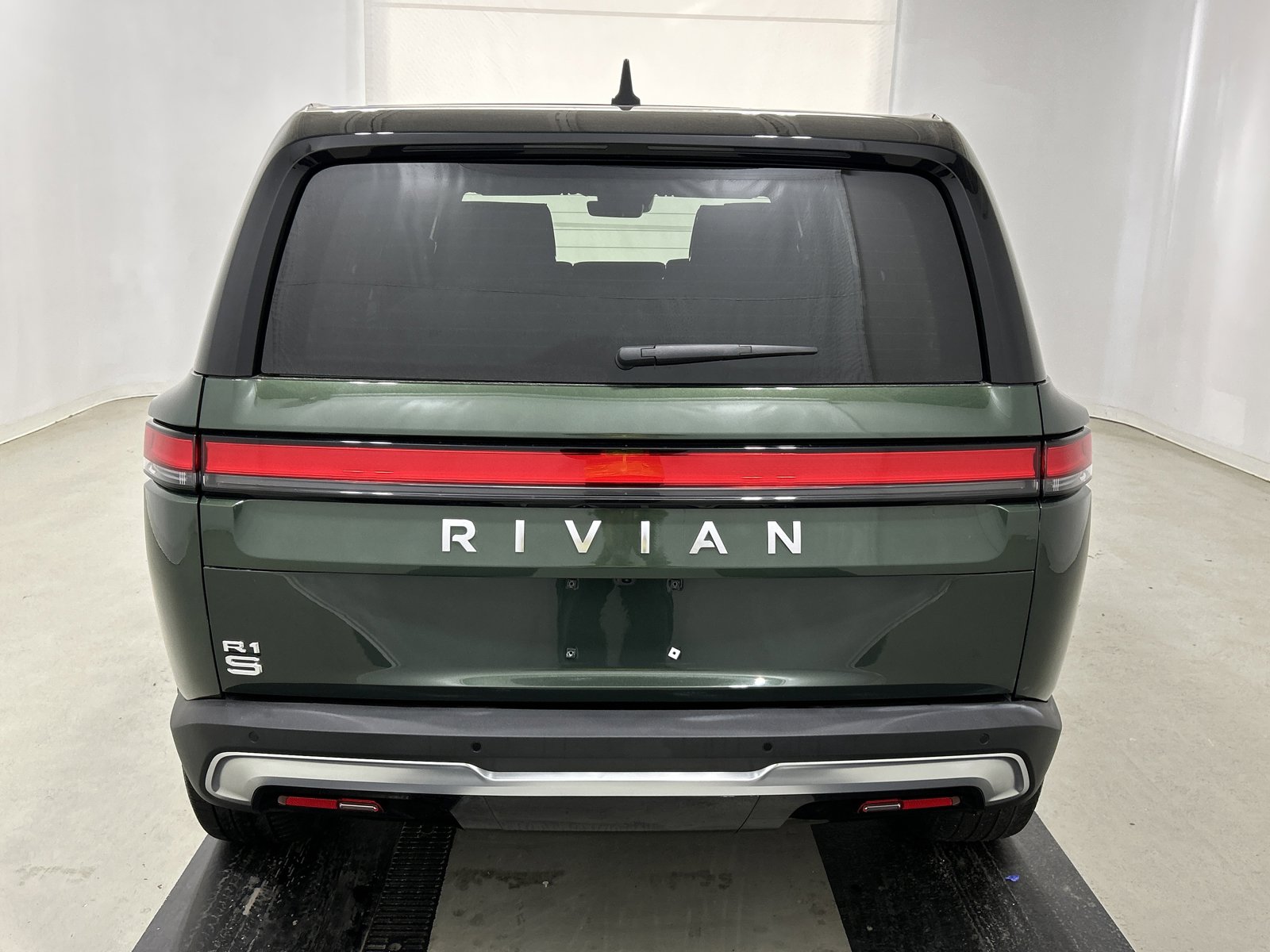 Used 2023 Rivian R1S Adventure image 4