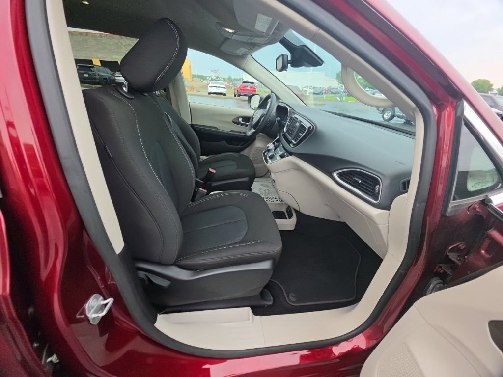 Used 2023 Chrysler Voyager LX FWD image 28
