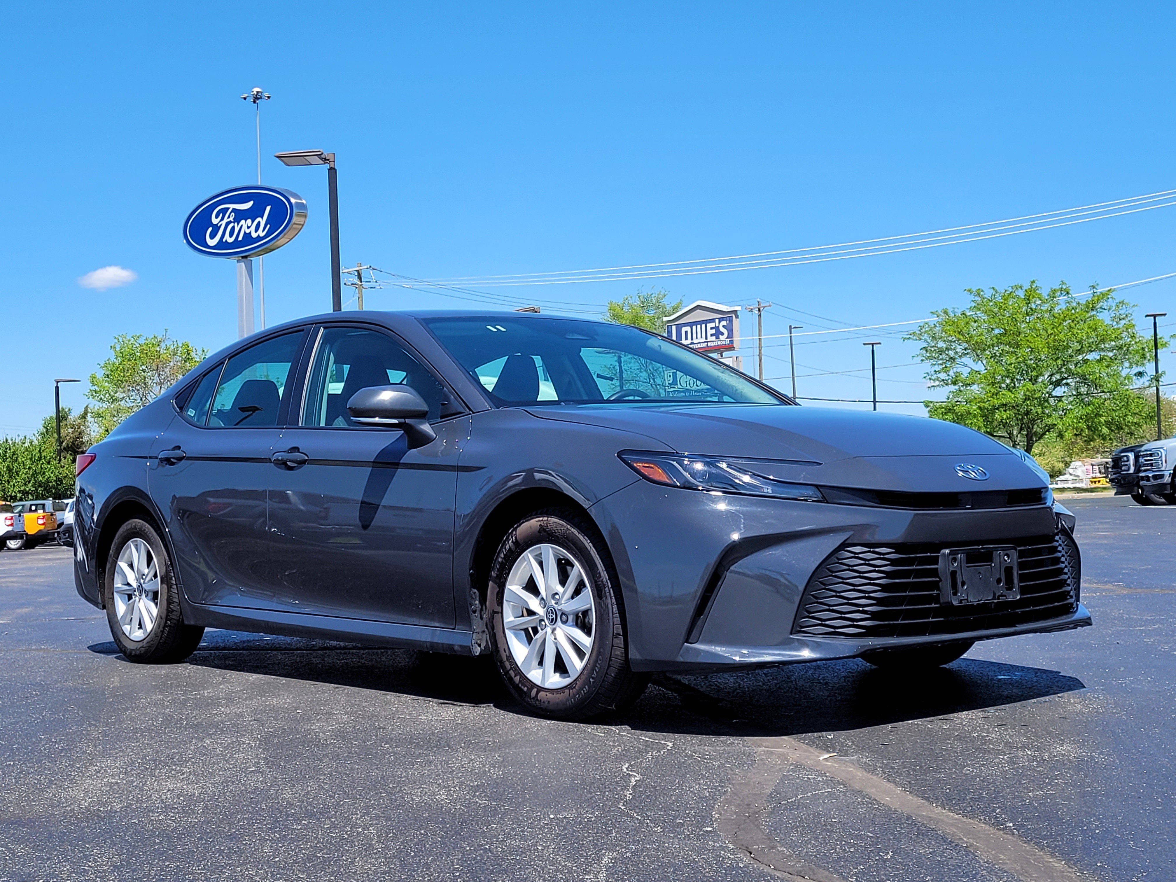 Used 2025 Toyota Camry SE FWD image 1