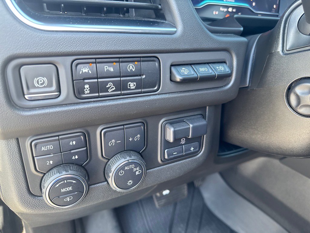 Used 2023 Chevrolet Suburban High Country image 11