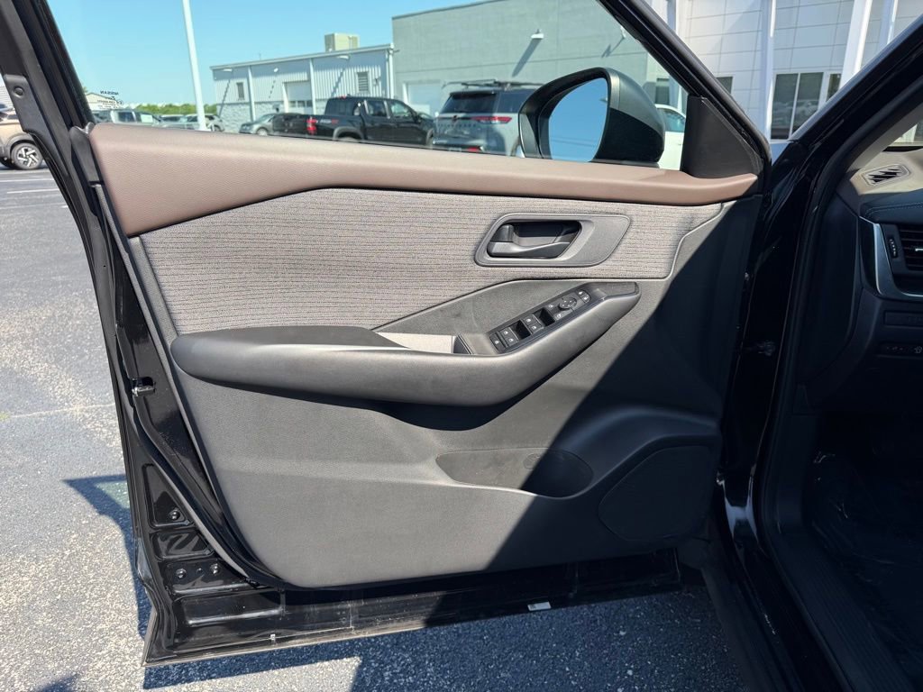 Used 2023 Nissan Rogue S AWD/4WD image 13