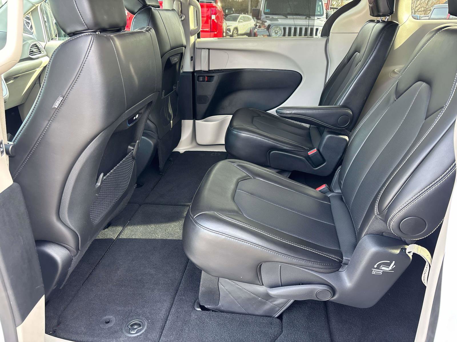Used 2024 Chrysler Pacifica Touring-L FWD image 11
