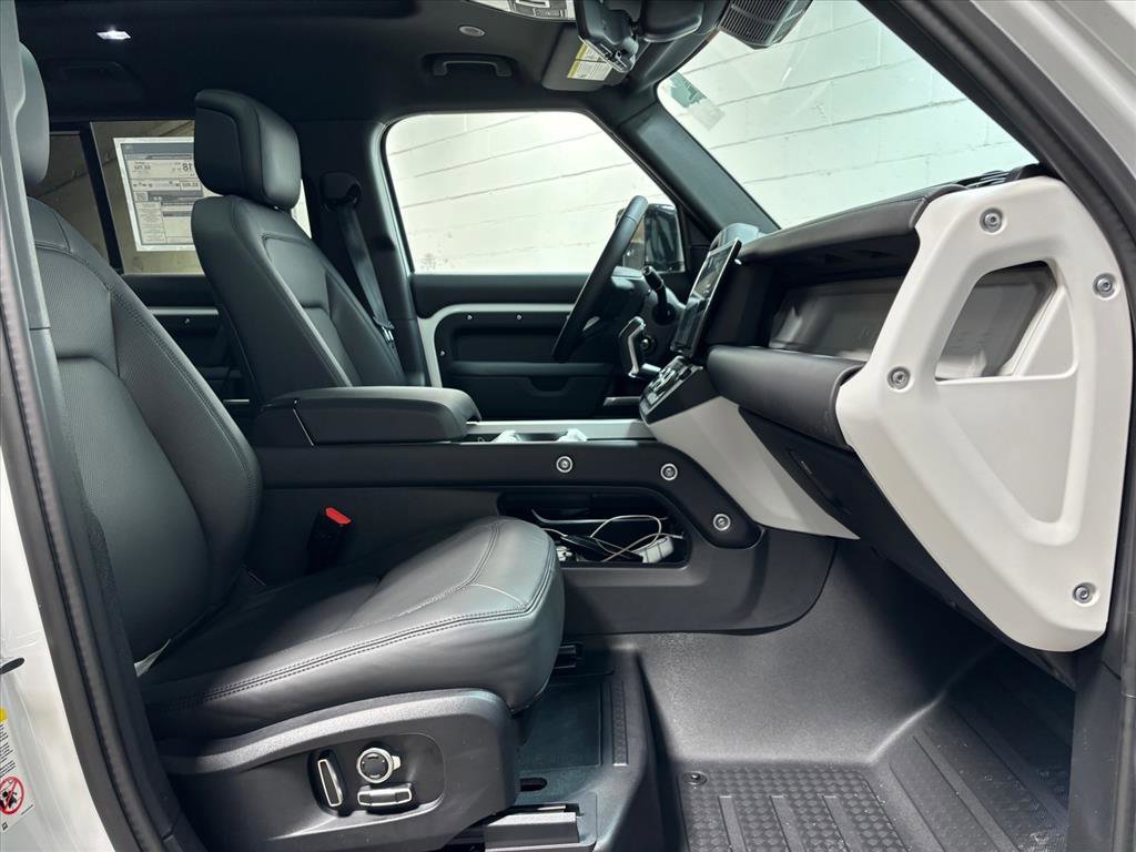 New 2026 Land Rover Defender 130 X-Dynamic SE image 32