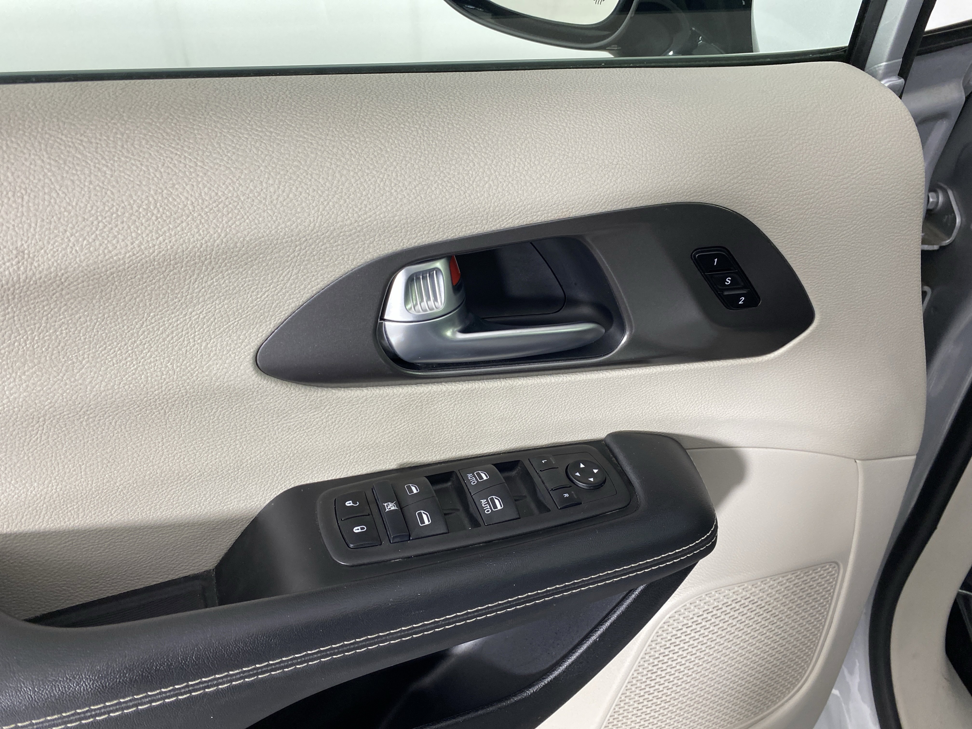 Used 2024 Chrysler Pacifica Touring-L image 14