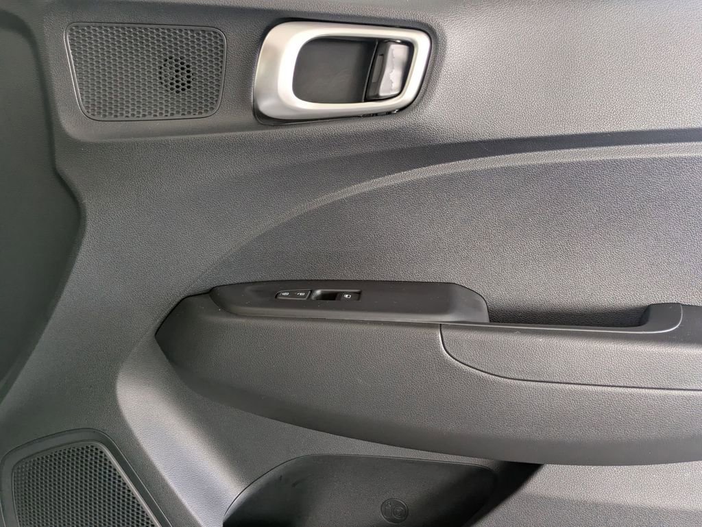 Used 2025 Hyundai Venue SEL FWD image 32