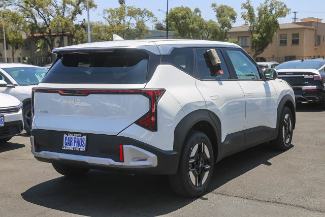 New 2027 Kia Seltos LX FWD image 16