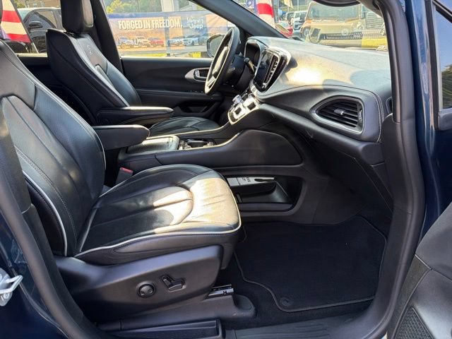 Used 2025 Chrysler Pacifica Limited FWD image 44