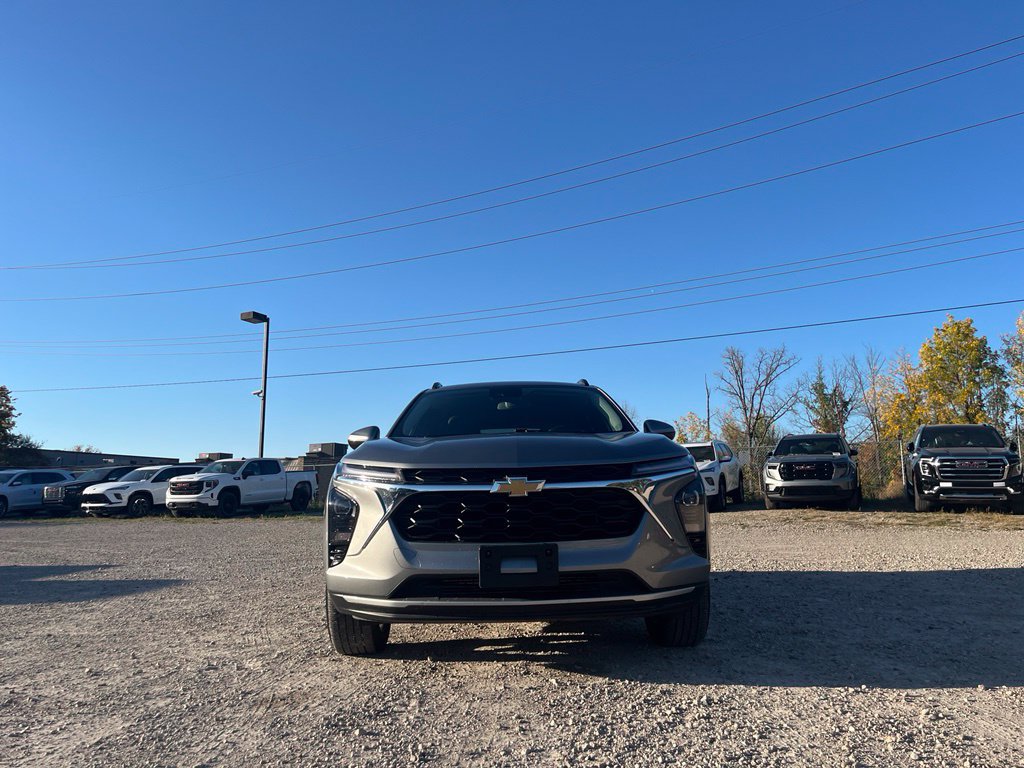 Used 2025 Chevrolet Trax LT w/ LT Convenience Package FWD image 4