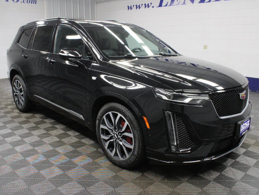 Used 2022 Cadillac XT6 Sport w/ Technology Package AWD/4WD image 3