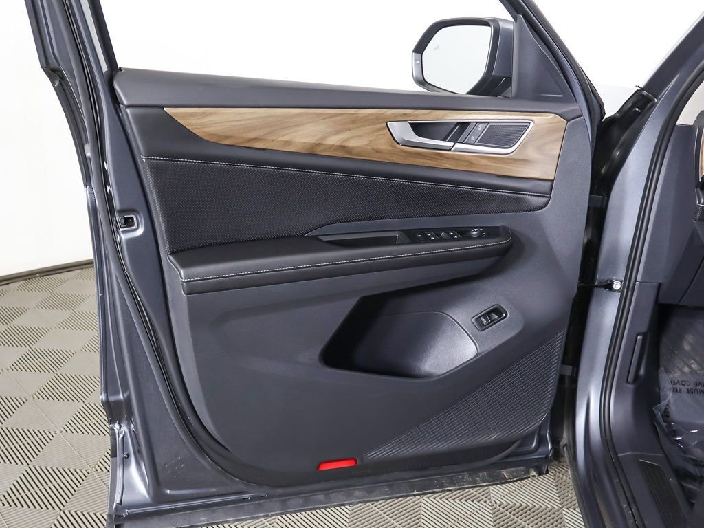 Used 2025 Volkswagen Atlas SE image 23