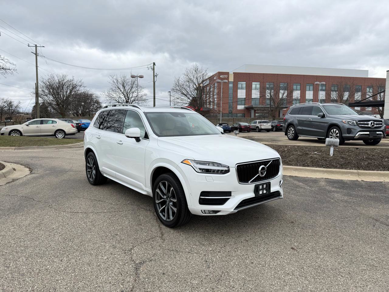 Used 2017 Volvo XC90 T6 Momentum w/ Vision Package AWD/4WD image 3